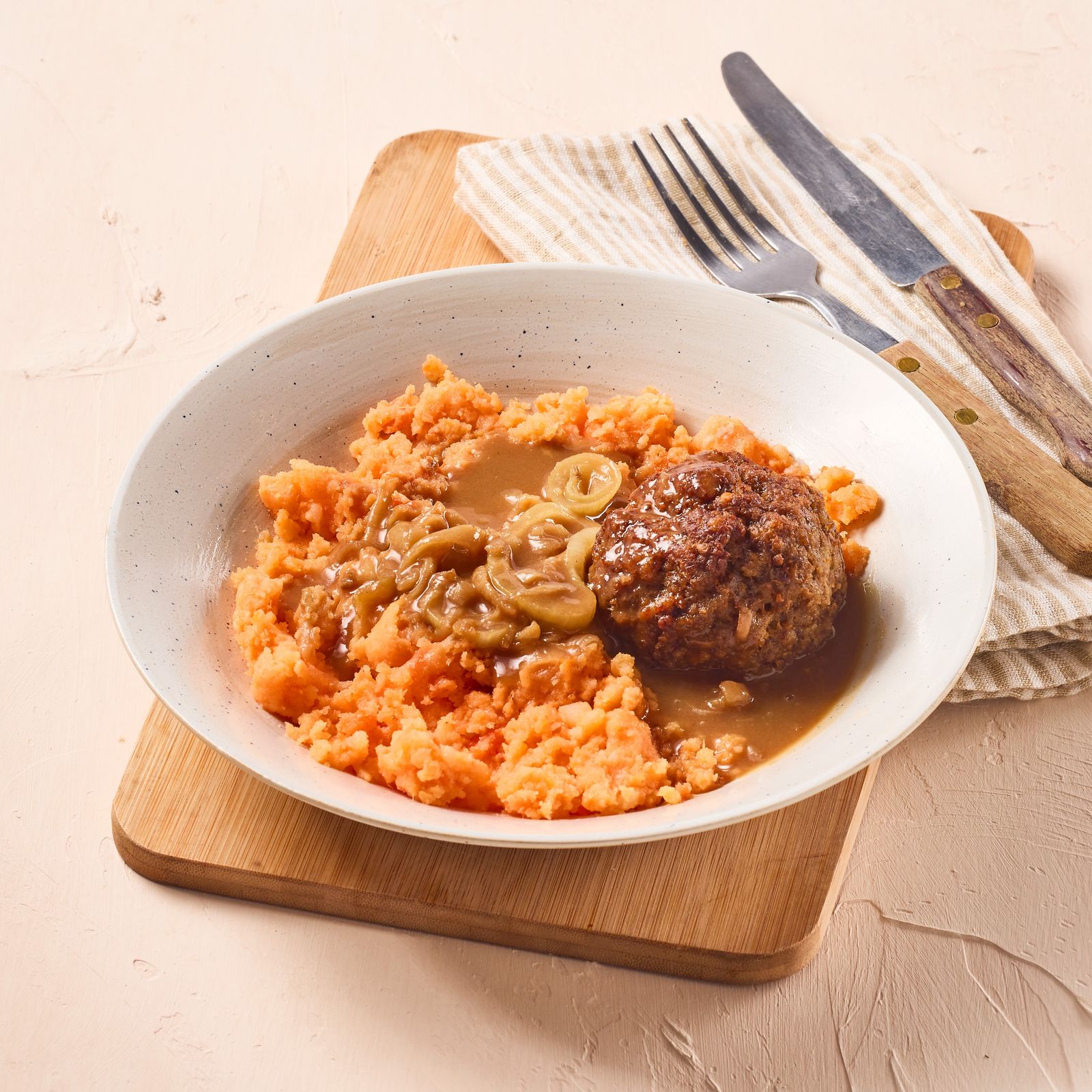 Zoete aardappel hutspot met gehaktbal